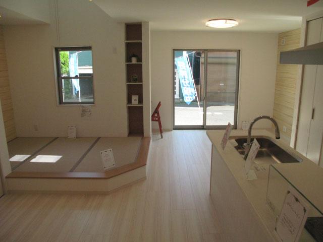 Living. Because the floor heating is attached to the LD, It is also warm winter.