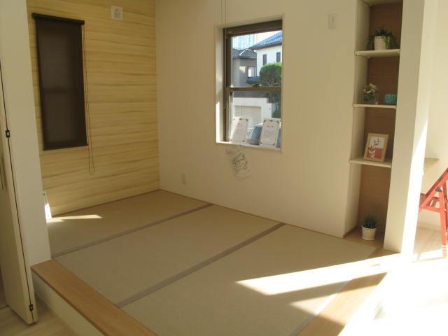 Non-living room. 3 is a tatami corner of quires. The top has become the atrium.