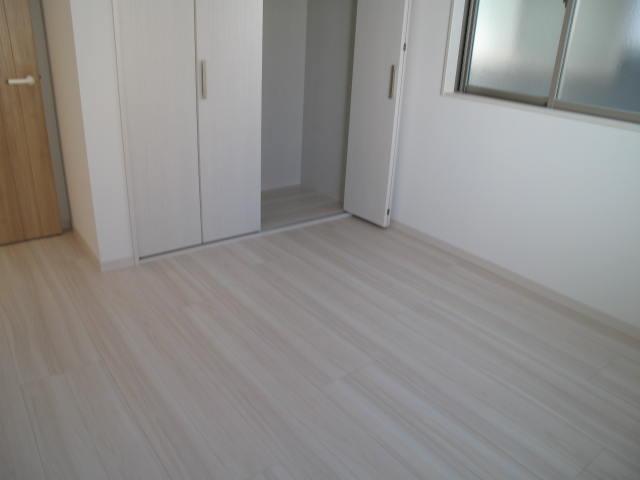 Non-living room. It is the second floor of 5.65 tatami rooms. Spacious felt in floor and wall has not been unified in whitish color.