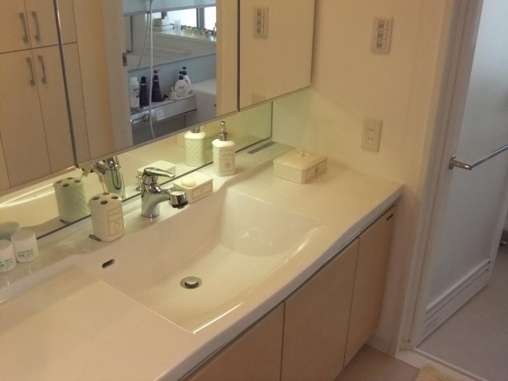 Wash basin, toilet. Indoor (11 May 2013) Shooting