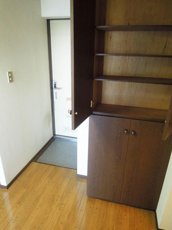 Entrance. Also equipped with front door storage. I'm happy little heart Tsukai. 