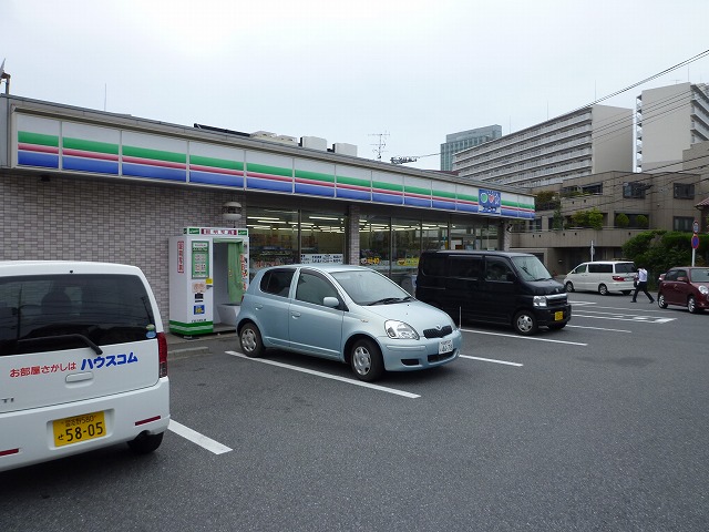 Convenience store. Three F Tsudanuma 2-chome (convenience store) to 130m