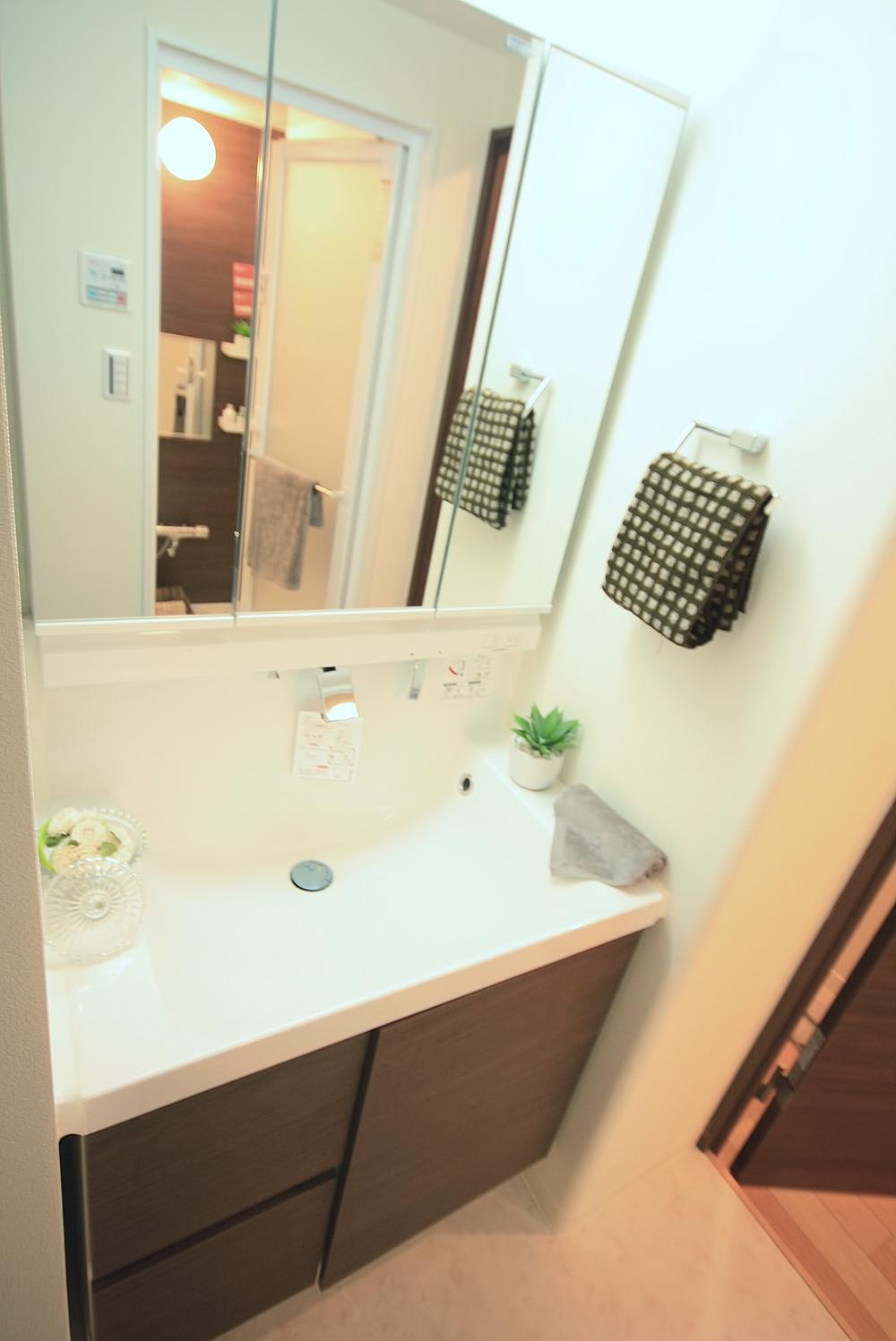 Wash basin, toilet. Indoor (12 May 2013) Shooting