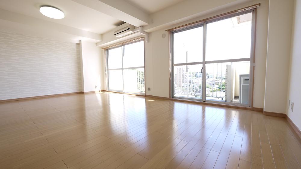 Living. It contains the bright sunlight from large windows ※ Indoor (September 2013) Shooting