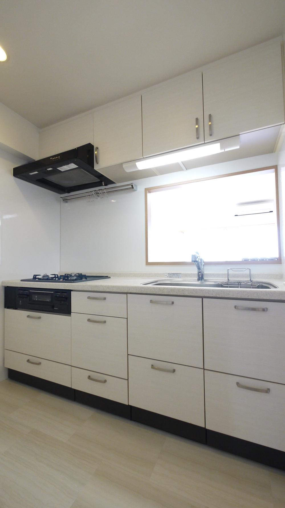 Kitchen. 3-burner stove of the grill with a system kitchen considering the ease of use ※ Indoor (September 2013) Shooting