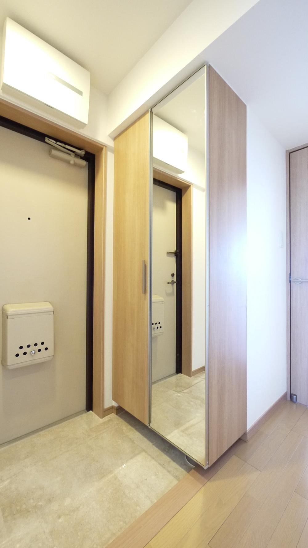 Entrance. Full-length mirror with a shoe box ※ Indoor (September 2013) Shooting