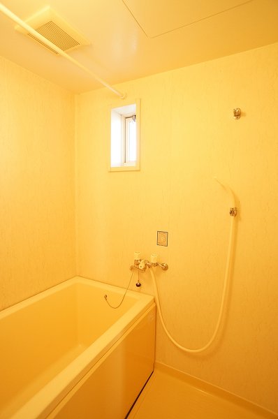 Bath. There is a small window in the bathroom, Ventilation is also easy to ☆ ☆ ☆