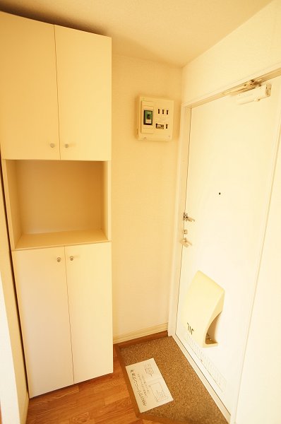Entrance. ☆ Separate type of shoebox is the abundant amount of storage ☆