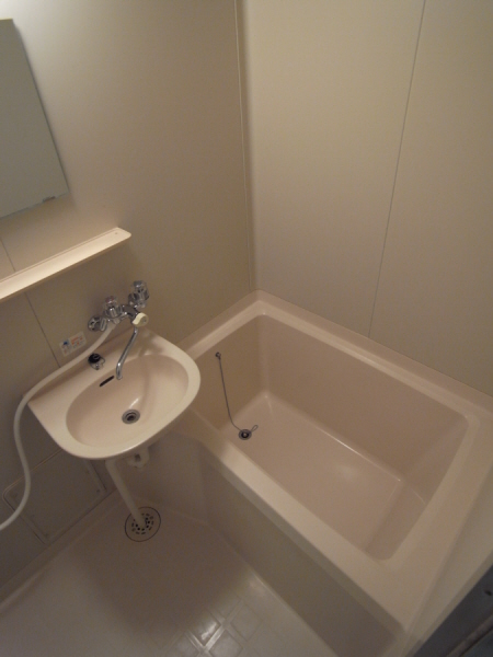 Bath. Wash basin with bathroom! It will be healed! 