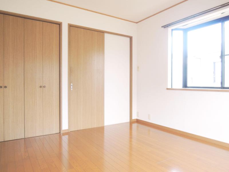 Living and room. Keisei Okubo Station 4-minute walk and quite a good location!