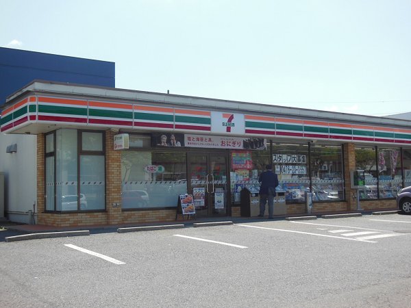 Convenience store. 250m to Seven-Eleven (convenience store)