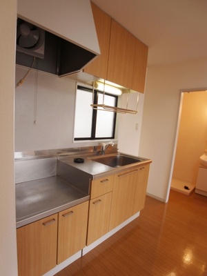 Kitchen. Kitchen of woodgrain is upper receiving ・ We have with a shelf. Window in the kitchen