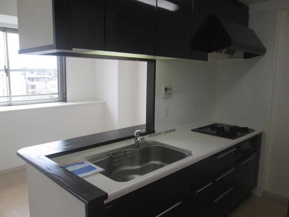 Kitchen. With disposer. It is a 3-lot gas stoves of wide sink.