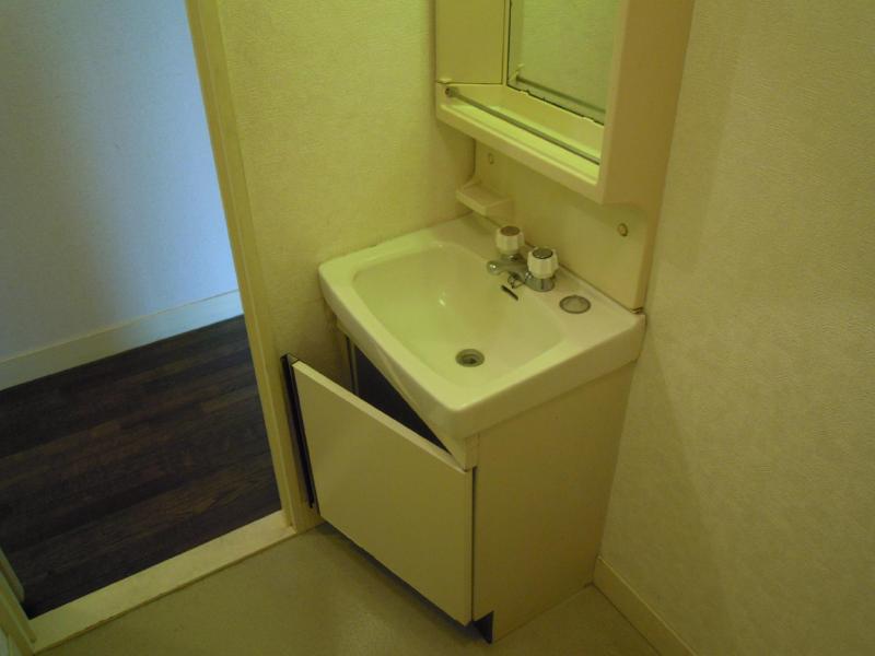 Washroom. Wash basin ・ Washing machine Storage
