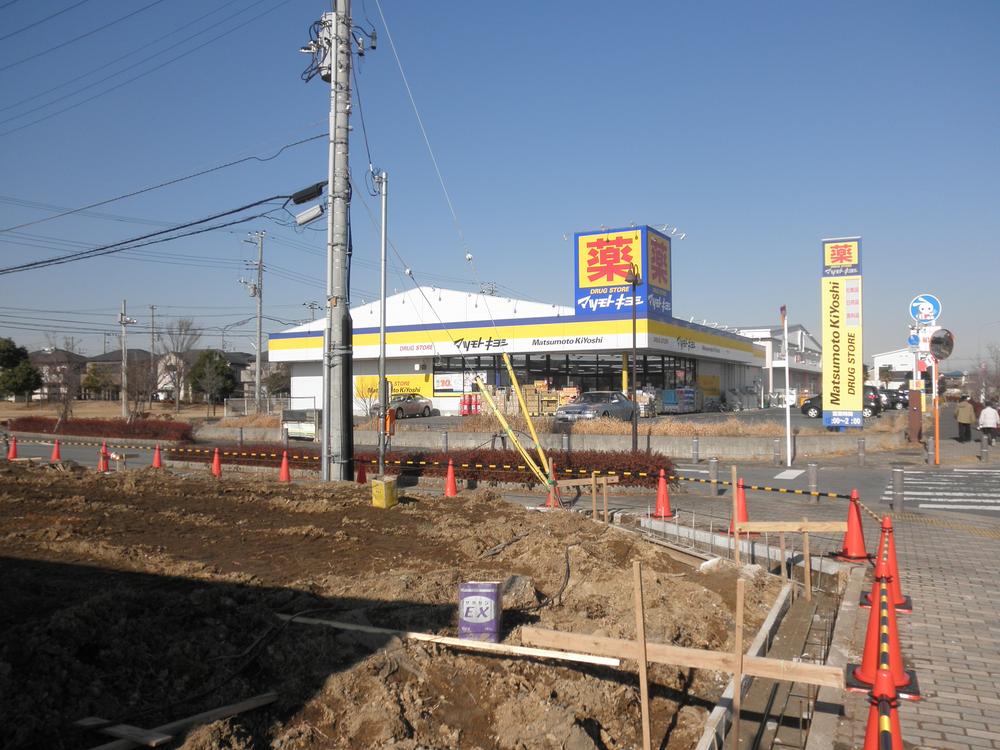 Other local. Convenience has Matsumotokiyoshi and Nishimatsuya in adjacent. Local (January 2014) Shooting