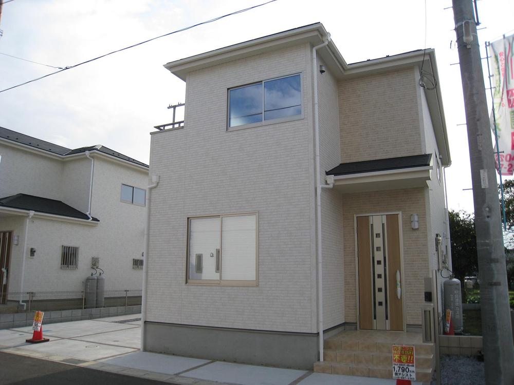 Local photos, including front road. K1 Building