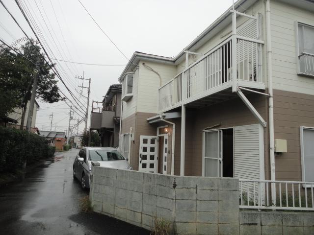 Local photos, including front road.  ◆ Car space with one.
