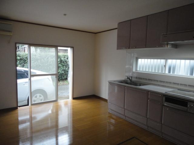 Living.  ◆ Storage surface is also safe in the large kitchen.