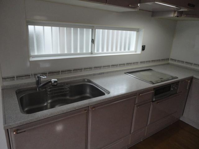 Kitchen.  ◆ You Hakadori also dishes with wide sink.