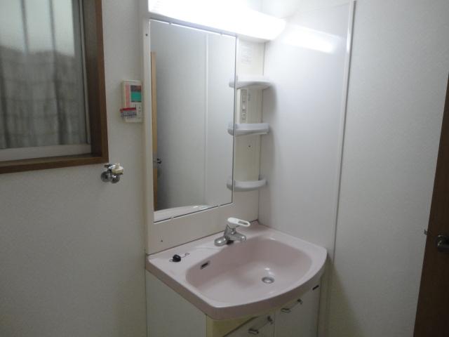 Wash basin, toilet.  ◆ Wide bowl, Washbasin nice usability of the shower faucet.