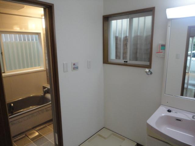 Wash basin, toilet.  ◆ It is also safe in one with a lot of family in the dressing room of the spread.