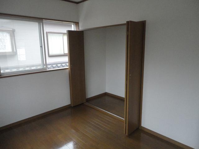 Receipt.  ◆ Storage surface is also safe in the large closet.
