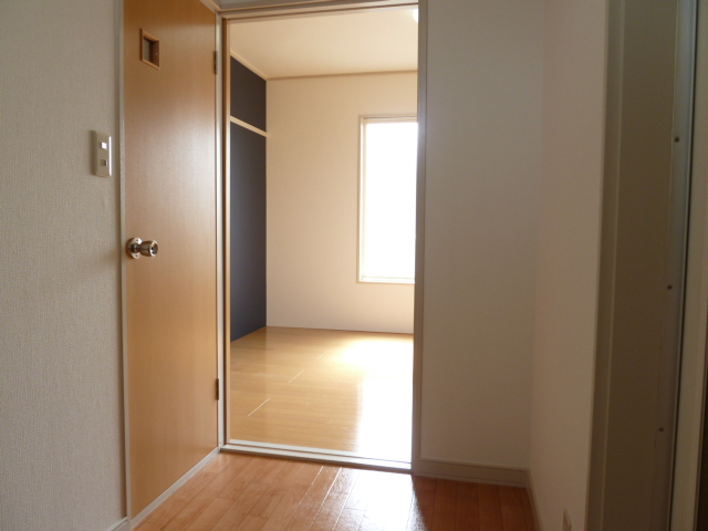 Living and room. Western-style entrance has become a sliding door
