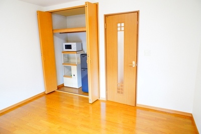 Living and room. Closet with Western-style 8 quires