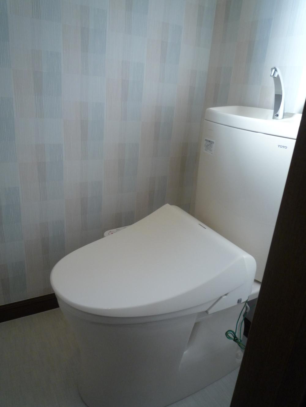Toilet. It renewed the first floor of the toilet. Deodorizing with warm water toilet seat was also exchange.