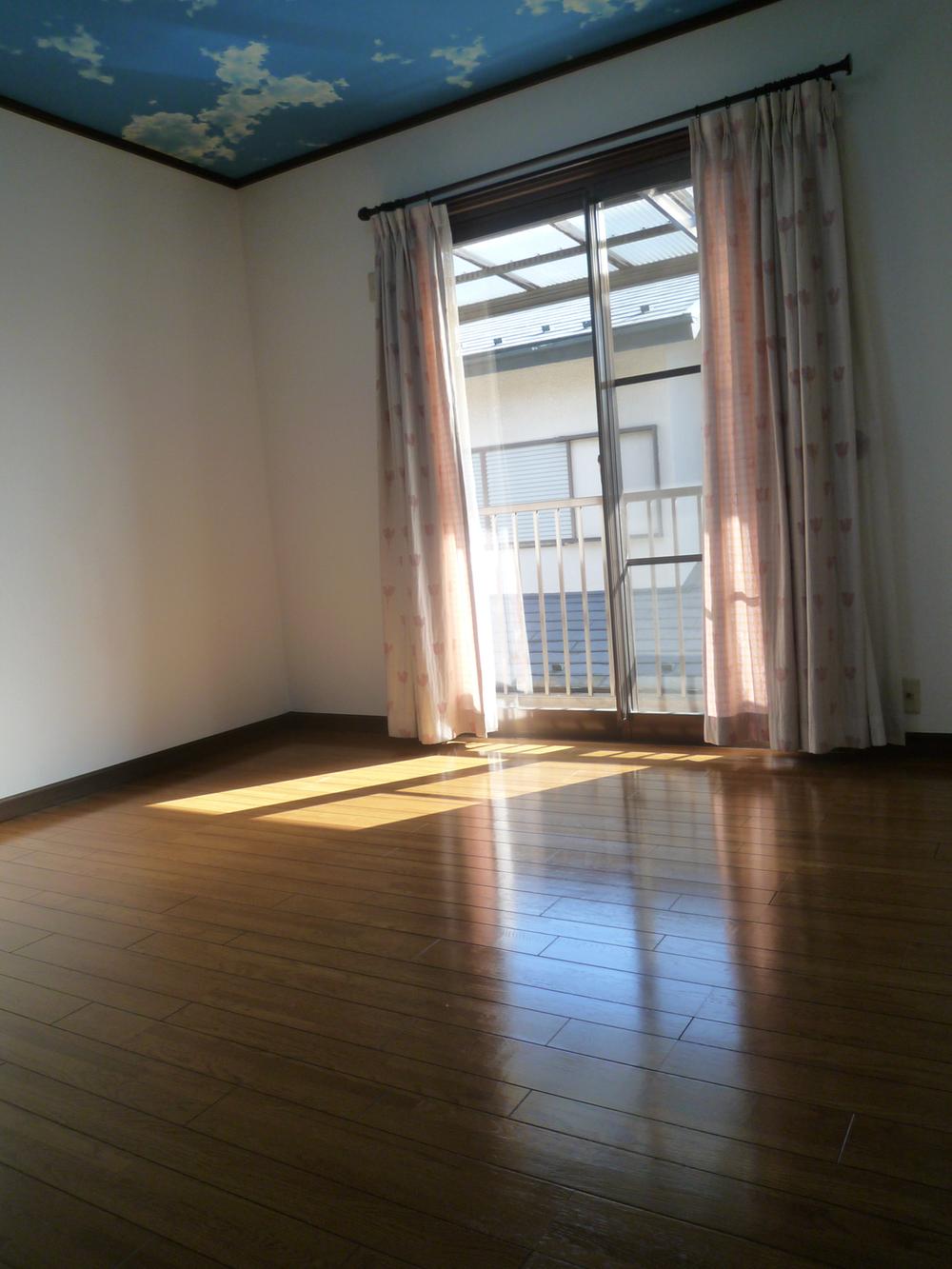 Non-living room. South-facing 8 quires of Western-style. So I was using the carpet, Flooring is very beautiful.