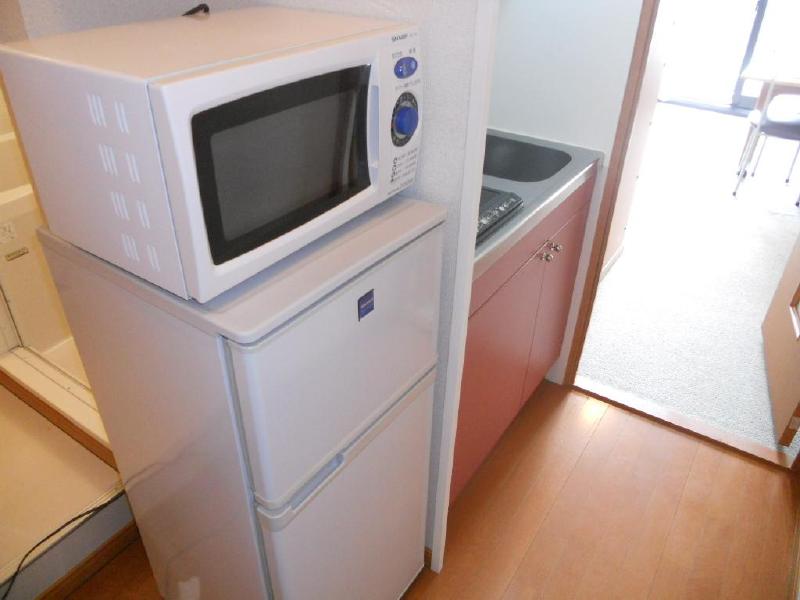 Kitchen. refrigerator It comes with a microwave oven