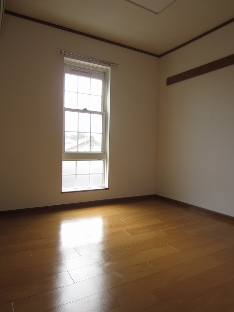 Other room space. 4.5 Pledge bedroom. Beautiful flooring.