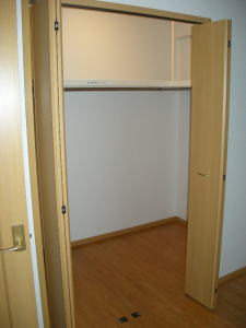 Receipt. Walk-in closet that storage capacity is different.