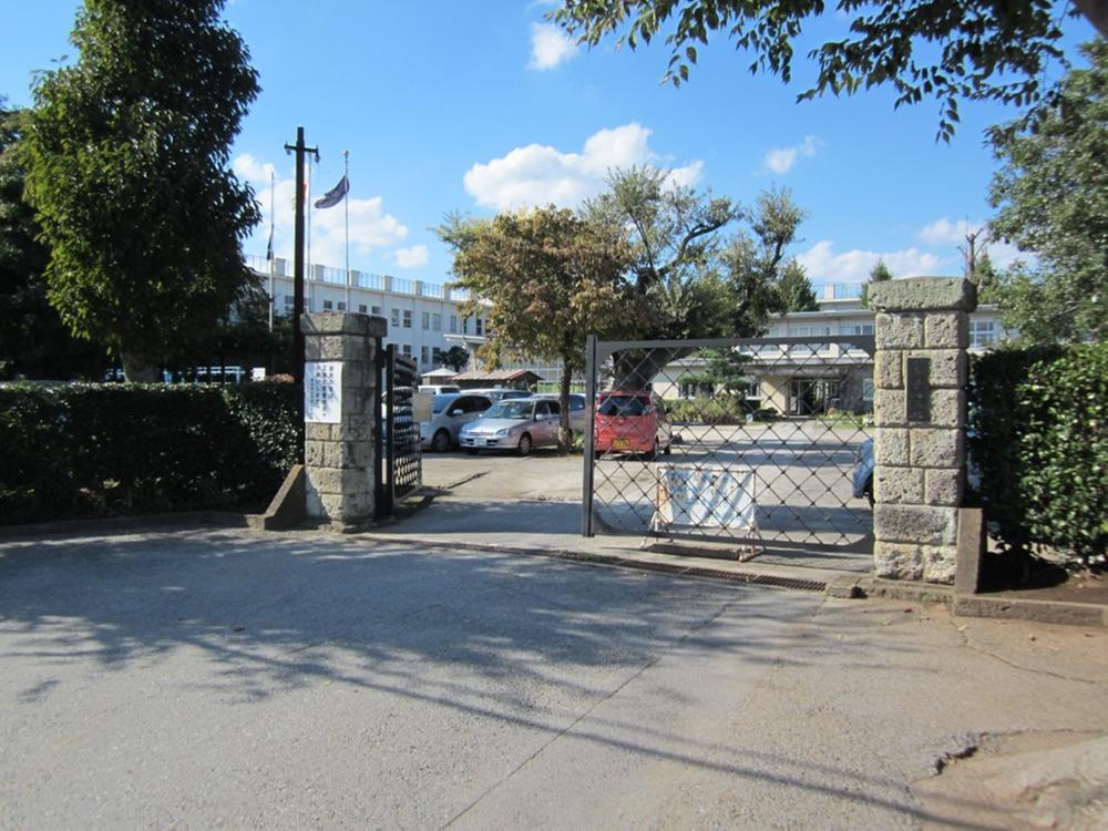 Primary school. 1270m to the center primary school