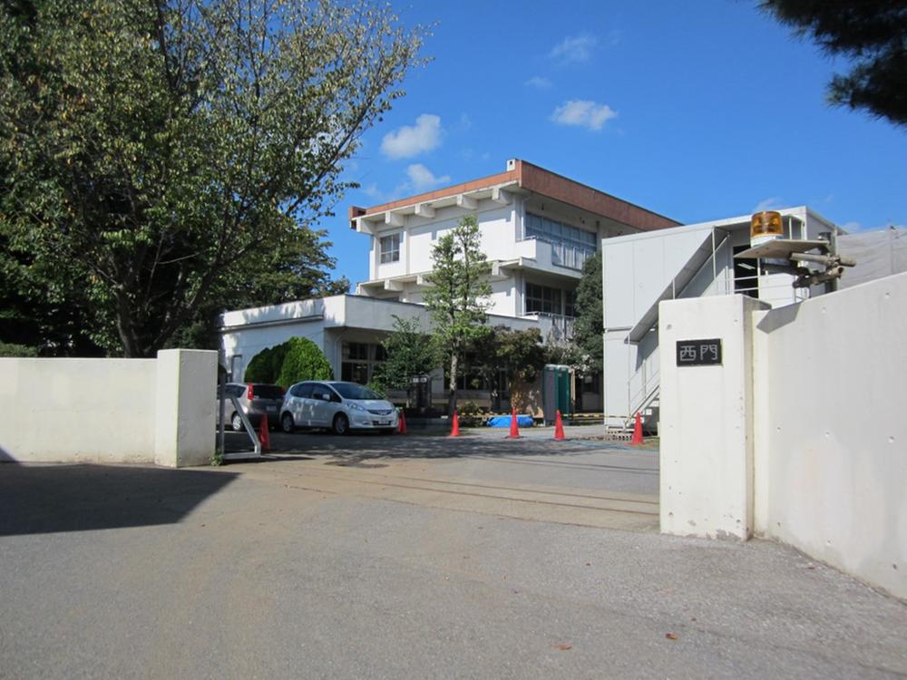 Junior high school. 620m to a second junior high school