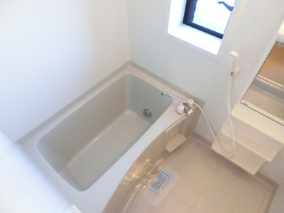 Bath. Reheating ・ There are ventilation window