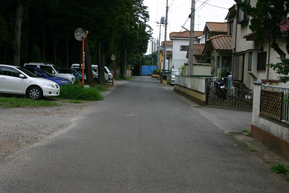 Local photos, including front road. Local (August 2011) shooting