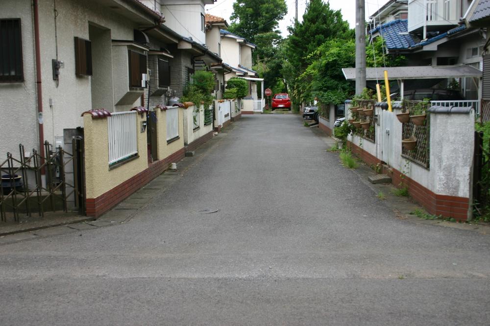 Local photos, including front road. Local (August 2011) shooting