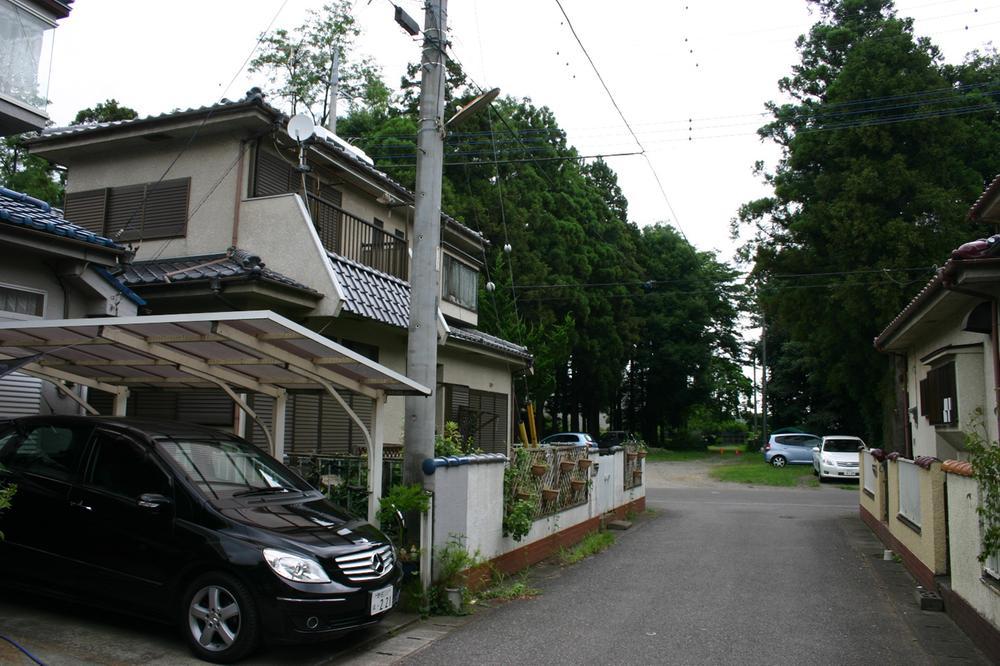 Local photos, including front road. Yang per well per south road