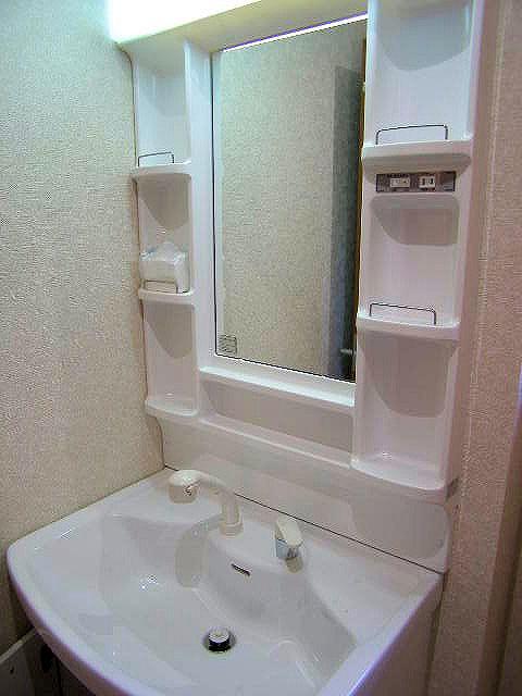 Wash basin, toilet. Room (August 2013) Shooting Wash basin