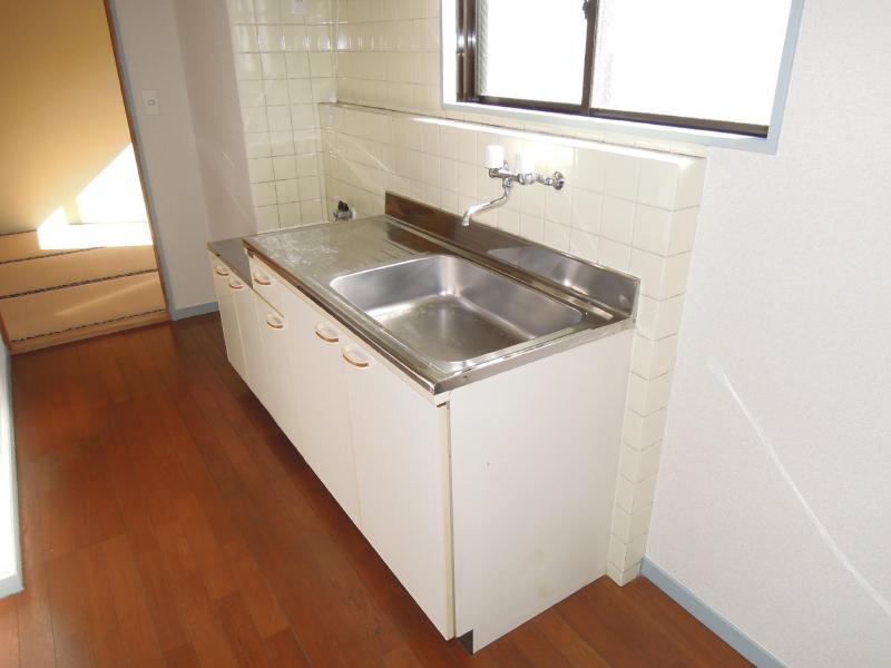 Kitchen. Gas stove can be installed