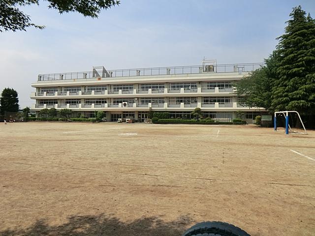 Primary school. 900m to the South Elementary School