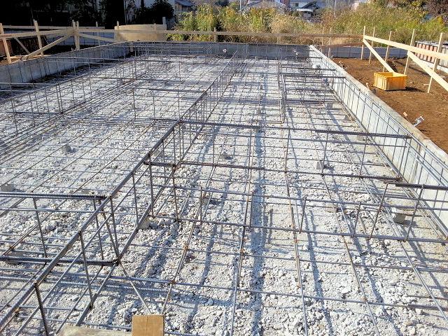 Local appearance photo. It assembled the rebar, By passing a concrete, Foundation will be made. Local (November 17, 2013) Shooting