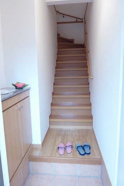Entrance. There shoebox.