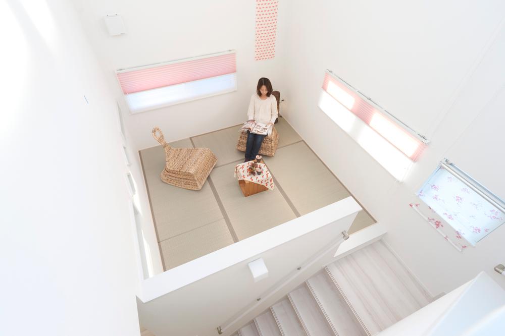 Other introspection. 105 Building of (model building) skip floor Tatami Room. Family space where everyone can relax.