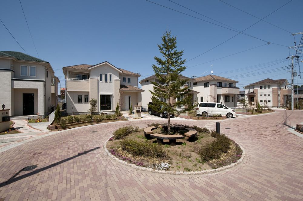 All 108 House of wrapped in the land readjustment land in bright sunshine. America ・ The motif of Seattle city, Planted a fir tree as a symbol tree in the town center, Urban development full of tenderness that was to cherish the people of petting to live