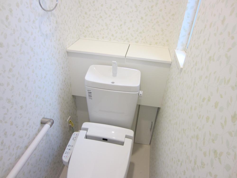 Toilet. Adopt a toilet bowl "Pika toilet evade" of washable cleaning. Also for us water-saving more than the bath 1 cups in 2 days.