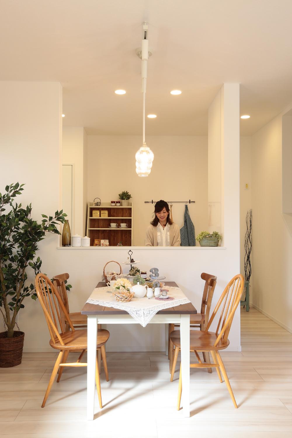 Kitchen. Open kitchen is set up a counter. Since the children are at the sight of mom to cook, It is possible to incorporate eating of the "food education" to think about the importance together in everyday life.