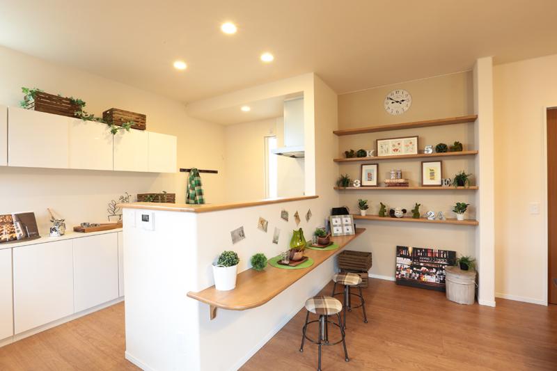 Kitchen. You can also enjoy tea time in the happy cafe style counter kitchen to Mrs..