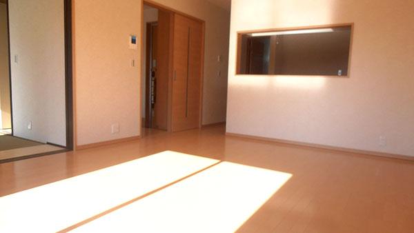 Living. 16 tatami space spacious living room to gather natural and your family of